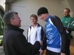 Die Gl&uuml;ckw&uuml;nsche f&uuml;r den Sieg in Altersklasse M35 nimmt Torsten Blauwitz entgegen.