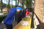 Die Verpflegungsstelle ist erreicht. Tina B&ouml;rner lieb&auml;ugelt mit den Schmalzstullen.