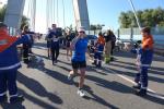 Die Elbauenbr&uuml;cke war am Veranstaltungstag f&uuml;r den Fahrzeugverkehr gesperrt und wurde als erste von den drei Br&uuml;cken &uuml;berquert. Hier ist Katrin Winkler-Hindricks auf dem 13,4 Kilometer langen Kurs ihrer ersten Laufrunde von zwei. Am Ende belegte sie in ihrer Altersklasse W50 den ersten Platz.