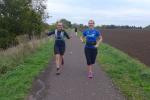 Janine Wuwer (425) begleitete Diana Holzhauer auf ihrem ersten Halbmarathon. Das Deb&uuml;t gl&uuml;ckte: „Gut gemacht!“, klopfte Wuwer ihrer Laufbegleitung im Ziel stolz auf die Schulter.