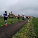 An den gr&ouml;&szlig;eren Jungs vorbei? Lotta Siebert l&auml;uft nach 4,2 Kilometern als vierte Frau gesamt ein und sichert sich mit weitem Vorsprung den ersten Platz in ihrer Altersklasse.