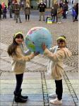 Die beiden T&auml;nzerinnen der Dance Factory pr&auml;sentieren vor dem Tanz f&uuml;r den Frieden einen gro&szlig;en Globus, um zu zegen, wie sch&ouml;n die Welt ist, die es zu erhalten gilt.
Foto: M. St&ouml;hr