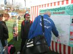 Die L&auml;ufer verschaffen sich einen &Uuml;berblick &uuml;ber den Streckenverlauf.