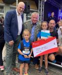 Der B&uuml;rgermeister der Partnerstadt Lehrte, Frank Pr&uuml;sse, geh&ouml;rte mit dem Sta&szlig;furter Stadtoberhaupt René Zok und dem stolzen Papa Christian Siebert (v.l.) nat&uuml;rlich zu den Gratulanten der schnellen Gaensefurther F&uuml;&szlig;e.