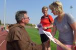 Nach dem Sechs-Kilometer-Wettkampf beim 24. Lauf &uuml;ber den Gl&auml;sernen M&ouml;nch in Halberstadt nahm Petra Becker erfreut den ersten Platz in ihrer Altersklasse W45 vom M&ouml;nch entgegen.