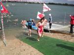 Nach 500 m Schwimmstrecke hatten die Teilnehmer des Fitness-Triathlon, wie hier Sabine B&ouml;rner, die erste Disziplin absolviert.