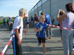 Zahlreiche Eltern und &Uuml;bungsleiter Joachim R&ouml;sler erwarteten ihre Sch&uuml;tzlinge im Ziel.