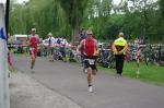 Entlang der Saale f&uuml;hrte die Laufstrecke, f&uuml;r die Steffen Sch&ouml;ler (l.) 47:17 Minuten ben&ouml;tigte.