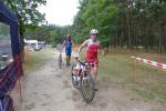 Detlef Sch&auml;fer verl&auml;sst den Wechselgarten und nimmt die drei anstehenden Radrunden in Angriff