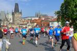 Sylvia K&ouml;hn und Lutz Klau&szlig; passieren die historische Karlsbr&uuml;cke bei Kilometer drei.