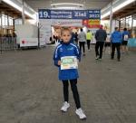 Emily Siebert von der Gaensefurther Sportbewegung im Ziel! Ihre Startnummer wird sie sich wahrscheinlich einrahmen, denn in dem gro&szlig;en Starterfeld finishte sie als Neunte von 437 weiblichen Teilnehmerinnen. In ihrer Altersklasse lief sie auf Rang zwei.
