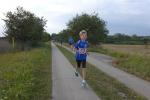 W&auml;hrend einige L&auml;ufer noch in Richtung 3,7-Kilometer-Wendeschleife laufen, befindet sich Marc Kr&uuml;ger schon auf der R&uuml;ckrunde. Auf den 6. Platz in der Gesamtwertung kann er stolz sein.
