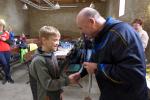 Valentin Wuwer freute sich &uuml;ber seine Bronzemedaille auf der Ein-Kilometer-Strecke, die er von Organisator und Ortsb&uuml;rgermeister Mike Franzelius &uuml;berreicht bekam.