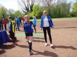 Celine Ladehoff bereitet sich auf das  Kugelsto&szlig;en vor.