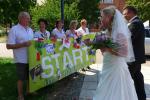 Die Bode-Runners der Gaensefurther Sportbewegung hatten sich vor der Kirche aufgereiht und &uuml;berraschten die Frischverm&auml;hlten mit einem besonderen Start in Ehegl&uuml;ck. Der vorbereitete Aufnahmeantrag f&uuml;r Melanie Otto durfte nat&uuml;rlich nicht fehlen.
