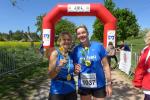 Nicht nur eine Medaille – auch eine Rose zum Muttertag – zauberte hier Kisten Geist und Anke Delius ein L&auml;cheln in das Gesicht (v.l.)