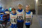 Die Zaschke-M&auml;dels nehmen ihren Valentin Wuwer nat&uuml;rlich gerne in die Mitte (Jette, Valentin und Rieke v.l.). Im Wettkampf l&auml;uft dann aber jeder so schnell er kann!