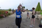 Richtig macht es hier Tina Funke (Startnummer 421), Neuzugang bei den Bode-Runners: Einen Becher &uuml;ber den Kopf, ein Becher in den Kopf! Sie hat den Getr&auml;nkestand erreicht, trinkt ausreichend und darf sich gleich auf der folgenden Abw&auml;rtspassage erholen.