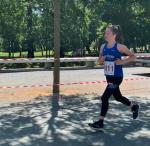 So geht es bei sportlichen Familien zu: W&auml;hrend Mutti Anke Delius auf der Halbmarathonstrecke unterwegs war, vertrieb sich Tochter Annika die Zeit auf der F&uuml;nf-Kilometer-Strecke.