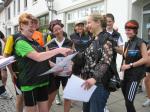 Bei den Stadtwerken Bernburg erfolgt die erste &Uuml;bergabe der Gru&szlig;botschaften.