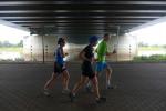 Sabine B&ouml;rner klemmt sich hinter ihren Zugl&auml;ufer und unterquert die Trogbr&uuml;cke.