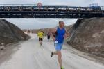 J&ouml;rg Sch&auml;per unterquert auf dem R&uuml;ckweg das nicht enden wollende F&ouml;rderband.