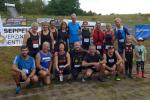 Auf was hatten sie sich da nur wieder eingelassen. Die Bode-Runners der Gaensefurther Sportbewegung vor dem Start noch vereint. In einem F&uuml;nfer- und einem Zehner-Team gingen die Lauffreunde bei der 3. Genthiner Matsch-Wolke &uuml;ber ein 12-Kilometer Rennen mit 48 Hindernissen an den Start.