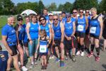 Zu hei&szlig; in der Sonne, also schnell ein Gruppenbild vor dem Start: Emily Siebert (vorn), Jens-Uwe B&ouml;rner, Sandra Homann, B&auml;rbel Lallecke, Kathleen Mahler, Nancy Bothe, Sabine B&ouml;rner, Peter Brauer, Verena Hildebrandt, J&uuml;rgen G&uuml;nther, Kirsten Geist, Olaf Bothe, Stefan Sindermann, Jens Schlottag, Heike Lenz, Nicole Schlottag, Renate Liedtke (v.l.)